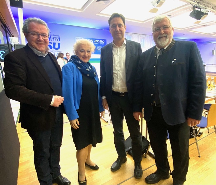 Viele Gäste waren geladen, u.a. Antoine Barre, Managing Director von Apple Deutschland, Österreich und Schweiz, Stephan Winkelmeier, Vorstandsvorsitzender der Bayerischen Landesbank, sowie Prof. Dr. Siegfried Russwurm, Präsident des Bundesverbandes der Deutschen Industrie, Botschafter Dr. Christoph Heusgen, Vorsitzender der Münchner Sicherheitskonferenz, Leonhard Birnbaum, Vorstandsvorsitzender der E.ON SE,und weitere.
Foto: CSU-Fraktion