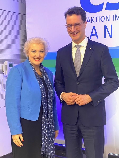 Petra Guttenberger MdL im Austausch mit Hendrik Wüst, CDU-Ministerpräsident des Landes Nordrhein-Westfalen.
Foto: CSU-Fraktion