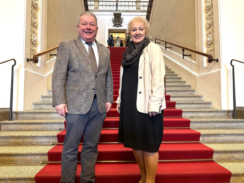 Arnulf von Eyb MdL im Bayerischen Landtag. Zu einem wirklich guten und effizienten Meinungsaustausch konnte ich meinen baden-württembergischen Kollegen, Arnulf von Eyb,  Sprecher der CDU/CSU-Rechtspolitiker und Rechtspolitikerinnen, begrüßen. 
Jederzeit gerne wieder!
Foto: CSU Pressestelle