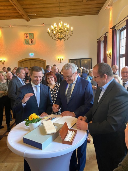 Beim Eintrag in das Ehrenbuch - hier StM Joachim Herrmann MdL mit Landrat Matthias Dießl und Betram Höfer, 2. Bürgermeister und Ortsvorsitzender der CSU Stein.
Foto: Udo Dreier 