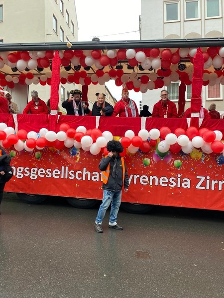 Einer der Höhepunkte im Fasching: Der Nürnberger Faschingsumzug. So voll war es lange nicht mehr. Viele begeisterte Menschen kamen trotz Regen zum Zug, feierten in Maske an Fenster oder Balkon mit und die Cyrenesia rockte die Nürnberger Innenstadt. Danke für dieses Supererlebnis!
Foto: Cyrenesia


