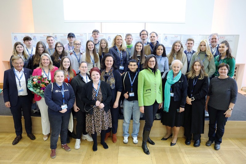 Ein Gruppenbild u.a. mit Frau Landtagspräsidentin Ilse Aigner MdL.
Bildquelle: Bildarchiv Bayerischer Landtag, Foto Stefan Obermeier