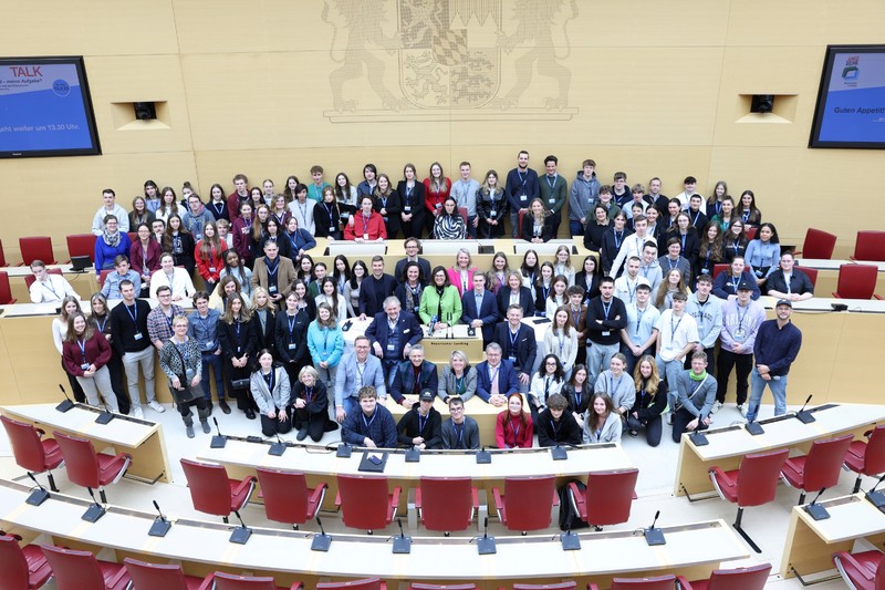 Ein Gruppenbild im Plenarsaal.
Bildquelle: Bildarchiv Bayerischer Landtag, Foto Stefan Obermeier