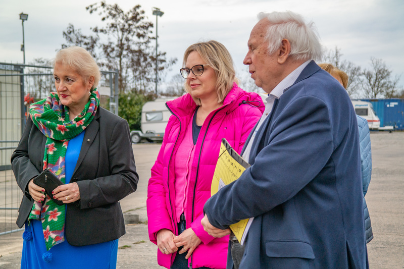 Petra Guttenberger hier mit Simone Wenning und Winfried Kolibius von der Tierstiftung Dr. Schantin.
Foto: Tierstiftung Dr. Schantin