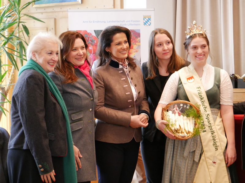 Eröffnung der Spargelsaison mit Staatsministerin Michaela Kaniber und der fränkischen Spargelkönigin.
Foto: Lisa Dittrich
