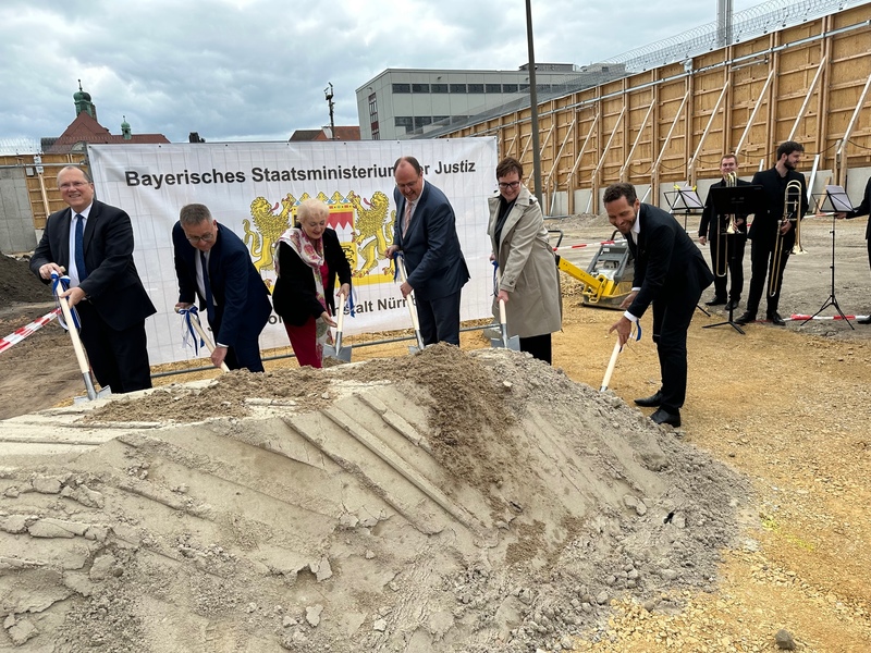 Der Grundstein ist gelegt für das neue Zu- und Abgangshaus für die JVA Nürnberg.
Foto: Pressestelle JVA Nürnberg