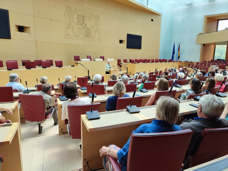 Petra Guttenberger MdL begrüßte ihre Gäste herzlichst: "Ich freue mich über Ihr Interesse an meiner politischen Arbeit und natürlich an Ihrem politischen Interesse". Im Plenarsaal beantwortete Frau Guttenberger alle Fragen und freute sich über den interessanten Austausch.
Foto: Corinna Daum