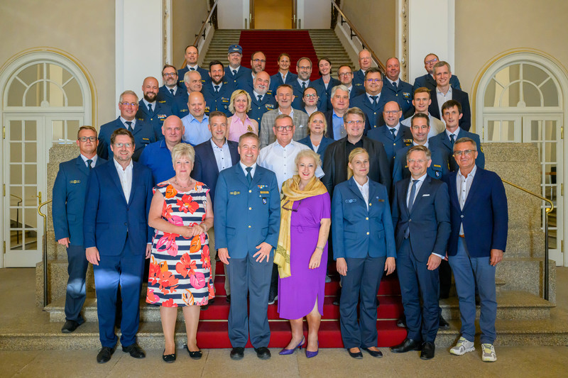 Gruppenfoto mit dem THW und Petra Guttenberger MdL im Bayerischen Landtag.
Foto: THW@Bernhard Bergauer