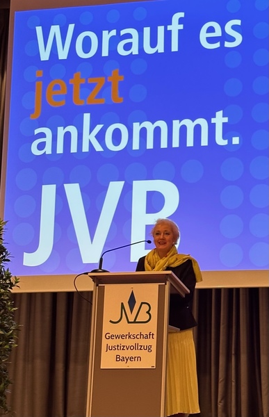 Es war mir eine Freude und Ehre, den Aktiven im Justizvollzug zu danken. Viele Male haben wir als CSU-Landtagsfraktion deren Arbeit auch mit Fraktionsinitiativen zum Haushalt unterstützt. Sei es der virtuelle Schießstand, das Drohnendetektionsverfahren, die -Abwehr u.v.m. Auch bei der Stellenbesetzung konnte kontinuierlich eine Verbesserung herbeigeführt werden.
Foto: Pressestelle JVP