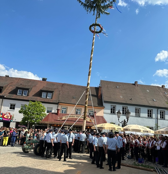 Kirchweih in Langenzenn Anfang Juni ´23: Mit dem Aufstellen des Kirchweihbaums durch die Feuerwehr und das traditionelle Anzapfen des Bierfasses durch den 2. Bürgermeister verwandelt sich Langenzenn um den Prinzregentenplatz einmal mehr in ein wunderschönes Altstadtfest.
Foto: Petra Guttenberger