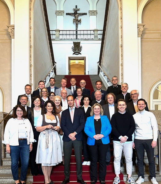 Der Wirtschaftsbeirat Bayern zu Besuch im Bayerischen Landtag: Jährlich findet ein "Werkstattbesuch" mit jungen Unternehmerinnen und Unternehmern sowie Führungskräften statt, wo die Möglichkeit besteht, jeweils mit einer oder einem Abgeordneten im Rahmen eines Sitzungstages einen Einblick in den Parlamentsalltag zu bekommen. Es war schön, dass so viele junge Wirtschaftsbeiräte bei uns im Landtag zu Besuch waren".
Foto: CSU-Fraktion