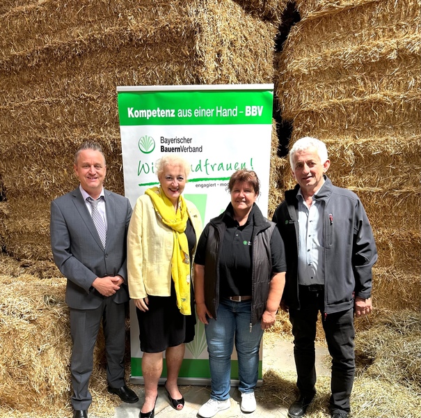 Danke an den Bayerischen Bauernverband KV Fürth für das sehr offene und konstruktive Gespräch mit anschließender Besichtigung auf dem Hof der Familie Hechtel in Stein.
Foto: BBV 