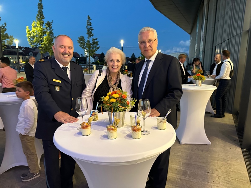 Neubürgerempfang der Bayerischen Staatsregierung in Regensburg - einmal mehr ein großer Erfolg! Mit einer großartigen Rede hieß Staatsminister Joachim Herrmann, hier rechts im Bild, die neuen Bürger*innen, die den Schritt zur Einbürgerung getan haben, als deutsche Staatsbürger*innen herzlich willkommen. Es war mir eine große Ehre und Freude, die CSU-Fraktion in Regensburg zu vertreten.
Foto: privat