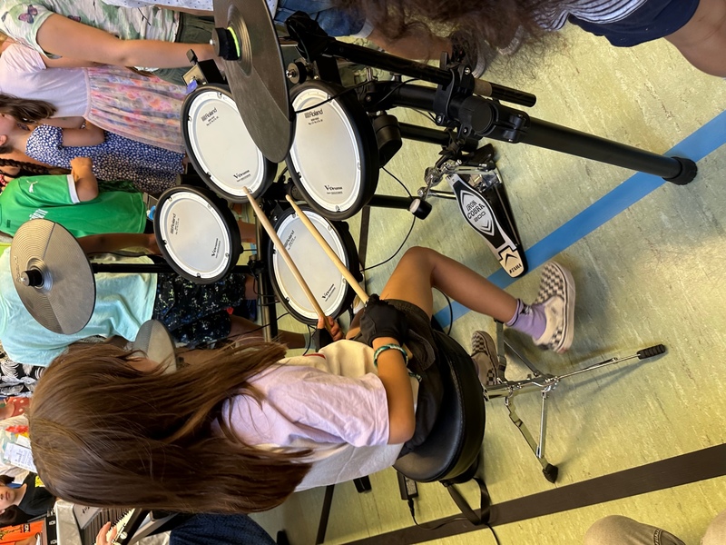 Nicht nur am Schulsommerfest zeige sich, so das Kollegium, welche positive Wirkungen das gemeinschaftliche Musizieren auf das gesamte Schulklima habe. Die Schülerinnen und Schüler jedenfalls haben mir versichert, dass Chorsingen nicht out ist, sondern sehr viel Spaß macht, wie auch das Erlernen eines Instrumentes. Ich denke entscheidend ist, mit welch entsprechenden Liedrepertoire alle begeistert werdet können und für die Musik zu begeistern sind. Hier gelingt es auf jeden Fall - herzlichen Dank an das gesamte Kollegium und die Kinder für den gelungenen Tag!
Foto: Petra Guttenberger