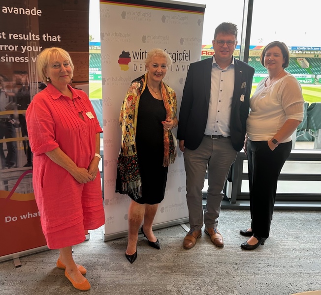 Gerne war ich bei "Ask & Diskuss" im Panel mit dabei und habe die Gelegenheit genutzt klar zu legen, dass die CSU-Landtagsfraktion im Bayerischen Landtag Nachhaltigkeit für ein wichtiges Ziel hält, da die fossilen Ressourcen endlich sind, aber wir auf Freiheit und Eigenverantwortlichkeit verstärkt durch finanzielle Anreize und damit Akzeptanz setzen, statt auf Verbote, Geboten und Bevormundungen. Gängelung des Bürgers und der Bürgerin hat in einer freiheitlich demokratischen Republik nichts zu suchen!
Foto: Udo Dreier