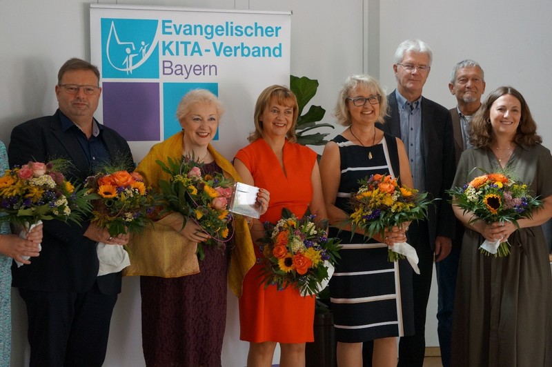 In Zusammenarbeit mit dem Evang. KITA-Verband Bayern wurde von der Evang.-luth. Kirchengemeinde Fürth - Maria-Magdalena - der evKITA-Award 2023 an Frau Abgeordnete Petra Guttenberger verliehen.
Foto: Ev.-Luth. Pfarramt Maria Magdalena