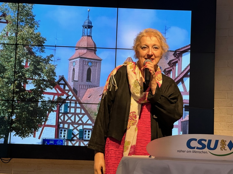 70 Jahre CSU Ortsverband Zirndorf Kernstadt: Eine gute Möglichkeit, herzlichen Glückwunsch zu sagen und dabei zurückzublicken. Aber, was noch wichtiger ist, gemeinsam die Zukunft in den Blick zu nehmen. Mir ist es wichtig gemeinsam zu gestalten, dass Arbeitsplätze der Zukunft hier bei uns vor Ort entstehen und wir den Wohlstand der Bürger*innen erhalten und den Wirtschaftsstandort weiter stärken. Am besten sind Fördermittel immer dann angelegt, wenn sie den Menschen unmittelbar nutzen - auch dafür werde ich mich im Bayerischen Landtag einsetzen!
Foto: Udo Dreier