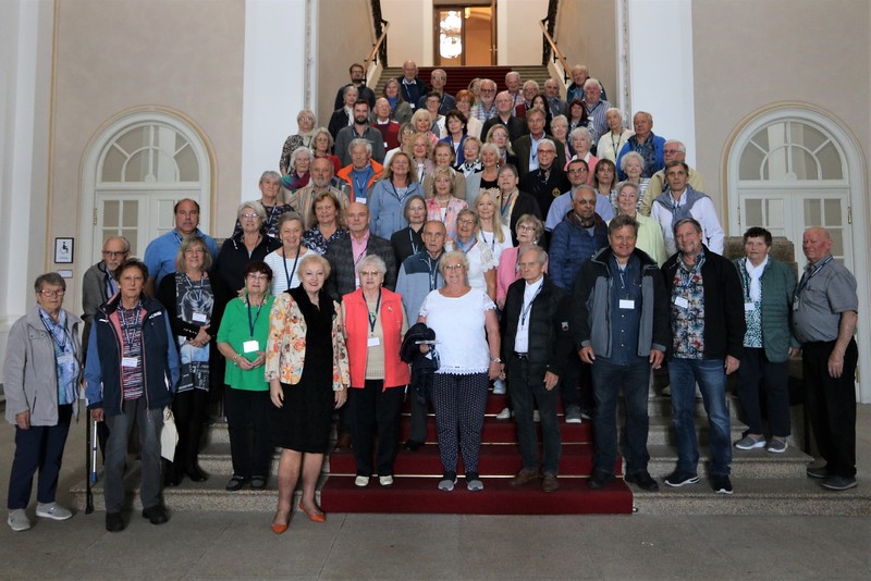 Auf Einladung von Petra Guttenberger MdL haben interessierte Bürgerinnen und Bürger aus dem Stimmkreis den Bayerischen Landtag besucht, um sich ein Bild von der Arbeit vor Ort der Abgeordneten machen zu können. Nach einem informativen Videofilm und einer Führung durch das Maximilianeum stand Frau Guttenberger für alle Fragen und zum Austausch zur Verfügung. Nach dem Mittagessen im Hofbräukeller gab es noch Gelegenheit für einen Bummel im Herzen Münchens, bevor die Heimreise angetreten wurde. Fazit: "Ein wunderbarer Tag, mit den Bürgerinnen und Bürgern auch hier in Kontakt zu kommen!".
Foto: Julia Janssen, CSU-Fraktion