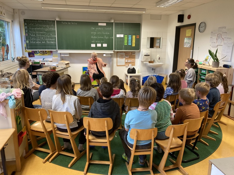 Aktion "Tag der Freien Schulen" hier in der Montessori Schule Fürth. Die 3. und 4.-Klässler haben einen Einblick über meinen politischen Alltag erhalten und im Nachgang wurde der Fragekatalog der absolut politisch interessierten und gut vorbereiteten Grundschüler`*innen im lockeren Kreis besprochen. "Es war mir eine Freude, hier mit den Kindern zu diskutieren und ich habe mich über das echte politische Interesse und die Aufgeschlossenheit sehr gefreut. Gerne bin ich wieder bei der nächsten Aktion mit dabei - ein tolles pädagogisches Konzept!"
Foto: Montessori Schule, Fürth