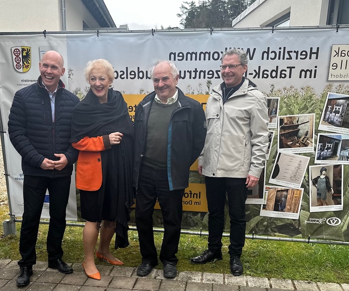 Besuch im Tabakmuseum mit der Feldgeschworenen-Vereinigung: Dieses neu eröffnete Museum in Kammerstein sollte man wirklich nicht übersehen, sondern unbedingt besuchen. Getragen wird es vom Heimatverein, der dieses an zwei Sonntagen im Monat öffnet - und bis 14. April kann man dabei auch noch wunderschöne Osterbrunnen im Umfeld bewundern. Als ein echter Ausflugstipp und vor allem auch ein echtes mittelfränkisches Highlight.