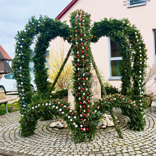 Wunderschöner Osterbrunnen 