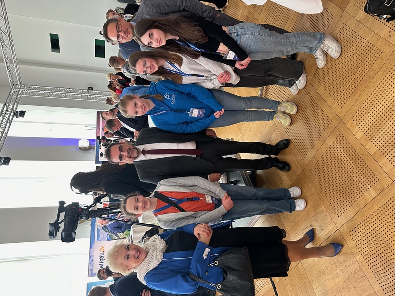 Girls Day 2024 im Bayerischen Landtag: Schülerinnen und Schüler aus den Stimmkreisen der Abgeordneten konnten sich ein Bild von der Arbeit vor Ort in München im Bayerischen Landtag machen. Hier ein Gruppenfoto mit CSU-Fraktionsvorsitzenden Klaus Holetschek (Mitte), Petra Guttenberger MdL, Werner Stieglitz MdL und 4 Schülerinnen aus Fürth.
Foto: CSU-Fraktion