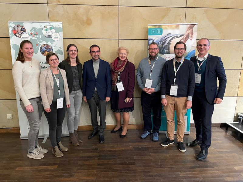 Stärkung von Städten und Landkreisen im Kampf gegen den Plötzlichen Herztod -
Informations- und Diskussionsveranstaltung der AGNF mit dem Bayerischen Innenminister Joachim Herrmann und dem CSU-Fraktionsvorsitzenden Klaus Holetschek in der Stadthalle Fürth. Foto, hier von rechts nach links: Tobias Winkler, MdB; Andreas Michel, Gesundheitsregionplus Stadt Ingolstadt; Gunnar Geuter, Fachliche Leitstelle Gesundheitsregionenplus im LGL; Petra Guttenberger MdL; Klaus Holetschek MdL; Christine Hecht, Gesundheitsregionenplus Amberg / Amberg-Sulzbach; Lisa Rogner, Gesundheitsregionplus Stadt Fürth; Katharina Eichenmüller, Gesundheitsregionplus Nürnberger Land.
Foto:© AGNF
 
