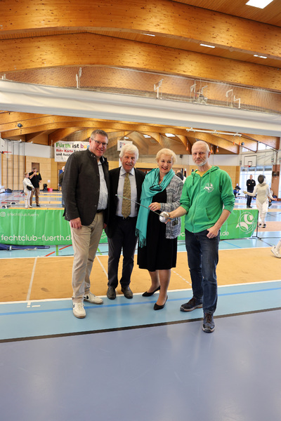 Gespräch beim Fechtclub Fürth anlässlich des András-Cups: Es ist immer wieder beeindruckend, hier vor Ort zu sein. Besonders würde ich mich darüber freuen, wenn es gelingen würde, hier wieder einen Teil des Landesstützpunktes Fechte zu etablieren. Nürnberg  ist stark im Bereich Säbelfechten, Fürth im Bereich Florett. In Erlangen wird das Degenfechten gepflegt. Dies wäre eine gute Basis für die Zusammenarbeit in der Metropolregion