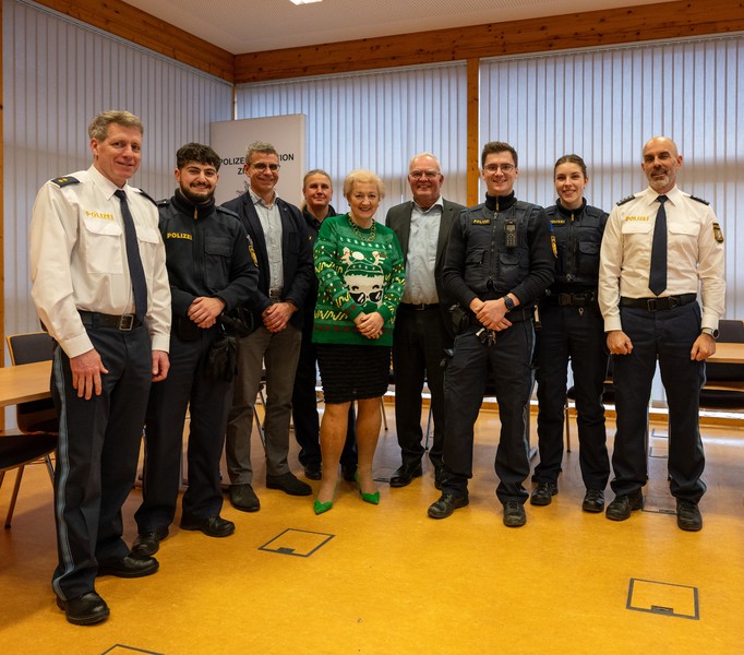 Weihnachtsbesuch bei der PI Zirndorf an Heilig Abend - mit CSU-Stadtratsfraktionsvorsitzenden Udo Nürnberg und Dieter Sauer hat Petra Guttenberger den Polizeibeamtinnen und Polizeibeamten für ihren engagierten Einsatz gedankt.
(Foto: PI Zirndorf)