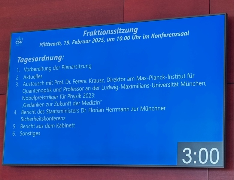 Frühwarnsystem gegen Krebs - zu Gast Prof. Dr. Krausz vom Max-Planck-Institut bei der CSU-Fraktionssitzung am 19.02.2025: Wie wird die Krebsvorsorge der Zukunft aussehen? Die Laserphysik könnte dabei eine wichtige Rolle spielen. Wissenschaftler des Max-Planck-Instituts, der LMU München und des Budapester Center for Molecular Fingerprinting arbeiten an einer wegweisenden Laser-Technologie, die Krebs durch molekulare Veränderungen im Blut frühzeitig erkennen kann.