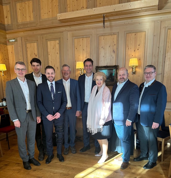 Erfahrungsaustausch mit dem Staatsminister Georg Eisenreich und den anderen Vorsitzenden des Gefängnisbeiräte im bayerischen Justizvollzug. Dabei wurde deutlich, dass die Wege in den verschiedenen Justizvollzugsanstalten zwar unterschiedlich sind, aber alles getan wird, sich bei dieser wichtigen Säule des Rechtsstaats entsprechend einzubringen für Gefangene, aber auch für Mitarbeiterinnen und Mitarbeiter.
Foto: Pressestelle LT