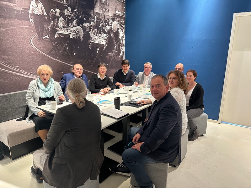 Sehr gutes Gespräch im Rahmen des "Schulpolitischen Brunches" der Gemeinschaft Freier Schulen Nürnberg. Private Schulen sind ein wichtiger Bestandteil unseres Bildungssystems und der Bildungsvielfalt, denn nicht jedes Schulkonzept ist für jedes Kind gleichermaßen gut geeignet. Danke an alle Veranstalter für die offene Diskussion. Warum eine Schule, die sich lange im Bildungssektor bewährt hat, bei Errichtung einer weiteren Schuleinrichtung wieder wie ein völlig neuer Bildungsträger behandelt wird, ist auch für mich nur schwer nachvollziehbar und ich werde das klären. Foto: Freie Schule Nürnberg
