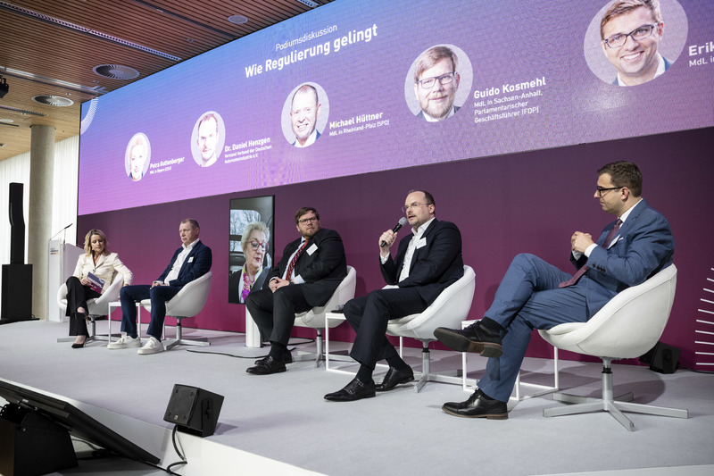 Panelisten: Petra Guttenberger MdL, Vorsitzende des Ausschusses für Verfassung, Recht, Parlamentsfragen und Integration, Dr. Daniel Henzgen, Vorstand der Deutschen Automatenindustrie, VDAI, Mitglied der Geschäftsleitung von LÖWEN Entertainment, Michael Hüttner MdL, SPD, Guido Kosmehl, Parlament. Geschäftsführer FDP-Fraktion Sachsen-Anhalt, Erik Stohn MdL, SPD.