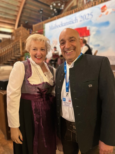 Petra Guttenberger MdL mit Django Asül beim Maibockanstich 2025.
Foto: privat
