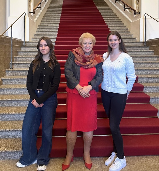 Girl´s Day im Bayerischen Landtag: Auch in diesem Jahr bestand die Möglichkeit, hinter die Kulissen des Bayersichen Landtags zu blicken. "Ich habe mich sehr gefreut, dass mich heuer Tiffany Wachhausen sowie Sophie Torres aus dem Stimmkreis Fürth im Maximilianeum begleitet haben".
Foto: CSU-Öffentlichkeitsarbeit