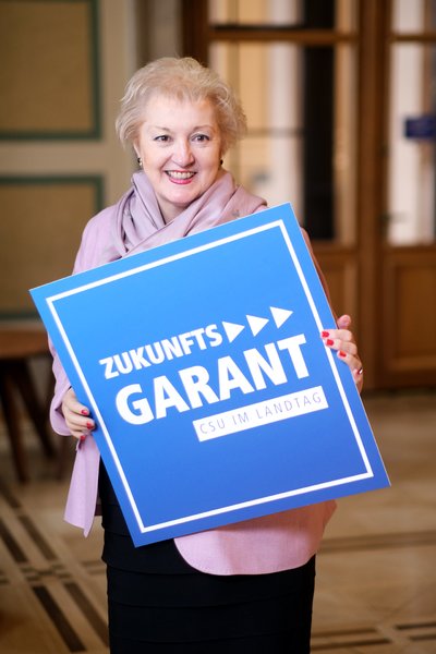 Die CSU-Landtagsfraktion startet mit der "Zukunftsgarantie" eine neue Initiative, um jungen Menschen in Bayern eine Perspektive zu bieten und ihre Anliegen aktiv in die politische Arbeit einzubeziehen. Im Rahmen der Auftaktveranstaltung diskutierten Vertreter der CSU-Fraktion mit bayerischen Influencern über die Themen, die junge Menschen besonders bewegen, sowie über ihre Erwartungen an eine sichere und vielversprechende Zukunft. Gerade in einer zunehmend digitalen Welt ist es entscheidend, junge Menschen dort abzuholen, wo sie sich informieren und austauschen  auf Social Media, in digitalen Netzwerken und über neue Kommunikationsformate. Die "Zukunftsgarantie" ist das Versprechen, die junge Generation aktiv in die Gestaltung der Zukunft einzubinden.
Foto: CSU-Landtagsfraktion