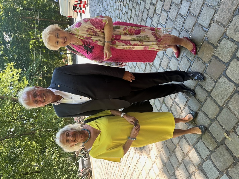 Zum Abschluss gab´s dann noch ein zufälliges Wiedersehen mit dem langjährigen Bezirkstagspräsidenten a.D. Richard Bartsch und der Ehrenvorsitzenden des Landesfrauenrates Hildegund Rüger.
Foto: privat