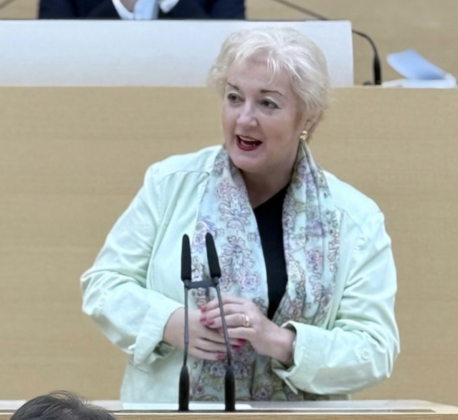 Letzte Rede vor der Sommerpause - Transparenz staatlicher Verfahren ist wichtig. Aber auch das Interesse der Bürgerinnen und Bürger am Schutz ihrer Daten darf nicht unberücksichtigt bleiben. Mit dem Art. 39 Bayerisches Datenschutzgesetz wurde ein Auskunftsanspruch geschaffen, der hier Transparenz und Datenschutz umsichtig gegeneinander abwägt. Mit dieser Regelung haben wir erfolgreich die Problemstellungen bestritten.
Foto: CSU-Fraktion