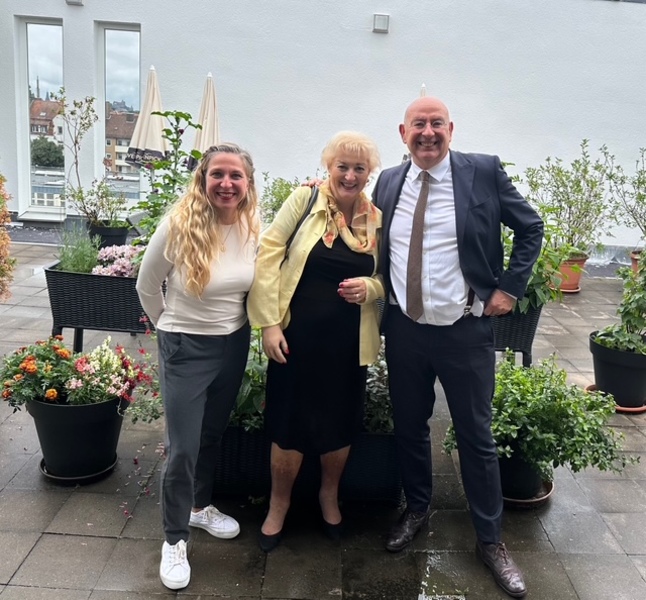 Besuch bei der WerkStadt Lebenshilfe Nürnberg - Das ist mehr als eine Werkstatt für Menschen mit Behinderung, Das ist ein Stück Teilhabe für Menschen mit Behinderung am Arbeitsleben, Heimat und Lebensraum. Ob Seifenwerk, Badeliebe, Brotmischung, E-Werk, Versandwerk, Wäscherei und vieles mehr ... - mit überzeugenden Produkten und vielfältigen Dienstleistungen hat sich die WerkStadt etabliert. Mit großem Stolz und Freude präsentieren die Werkstatt-Mitarbeiterinnen und -mitarbeiter ihre Tätigkeit und werden vor Ort von einem engagierten Team der Lebenshilfe unterstützt. Eine wirklich tolle Einrichtung und ein wichtiges Stück Teilhabe und Inklusion.

Ich habe mich sehr gefreut, dass mich eine Delegation der WerkStadt Lebenshilfe im Landtag besucht hat und ich nun zum Gegenbesuch starten konnte.

Weiterhin viel Glück und Erfolg!

Foto: privat
