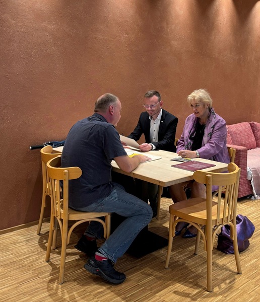 Hier im Gespräch und im Austausch mit Herrn Bezirkstagspräsidenten Peter Daniel Forster (Mitte), dem Leiter Michael Taubmann (links) und Petra Guttenberger MdL.
Fotos: Bezirk Mittelfranken