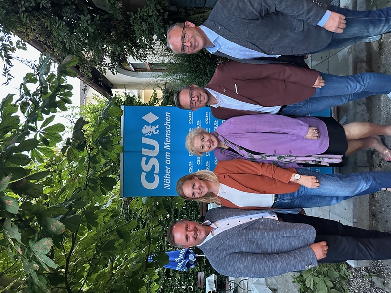 Die CSU Kreistagsliste ist aufgestellt  jetzt kann der Wahlkampf kommen. Zur Unterstützung stehe ich gerne bereit. Allen viel Erfolg und einen wunderschönen Sommer!
Foto: CSU Fürth