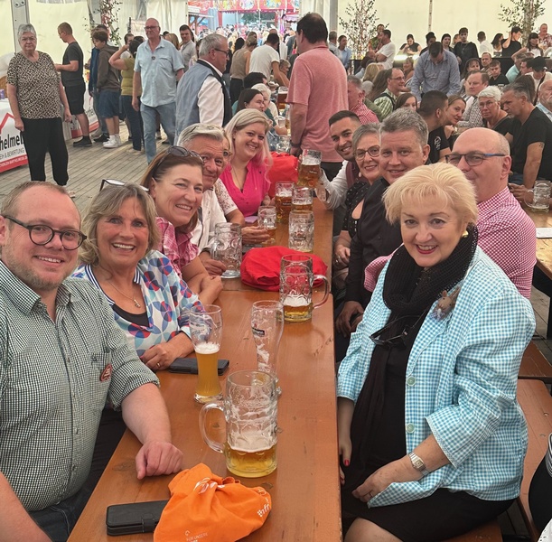 Kärwa in Stadeln, Kärwa in Fürberg - wie immer ist in Fürth viel los. hier wird die Tradition vom Betzentanz u.v.m. noch gepflegt und die einstige Kärwajugend übernimmt peu á peu die Verantwortung.