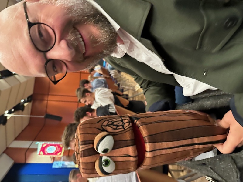 Pfarrer Schott mit der Holzstück-Handpuppe. Foto: Petra Guttenberger