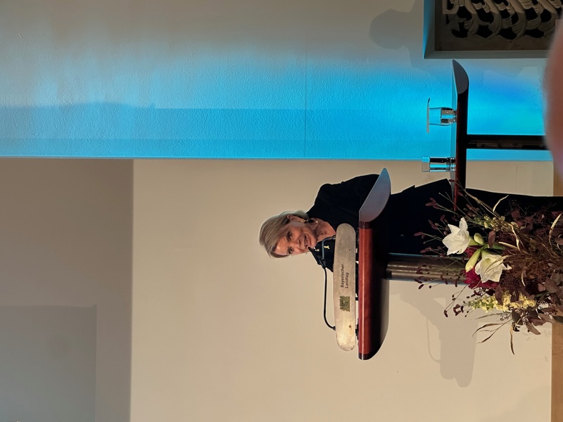 Uschi Glas am Rednerpult. Danke an Uschi Glas, dass sie auch in Fürth diese Unterstützung an einer Schule auf den Weg gebracht hat.
Foto: P. Guttenberger