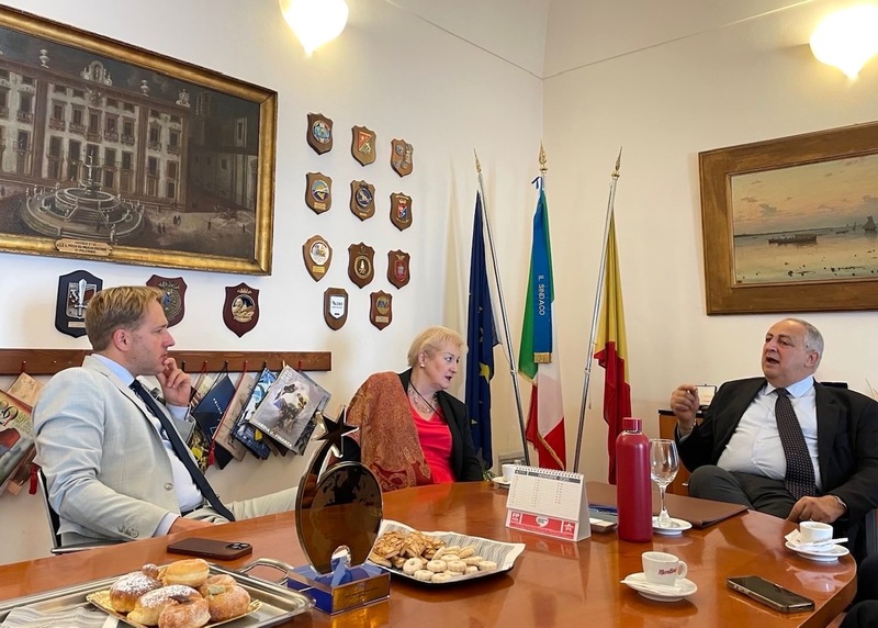 Illegale Migration, mafiöse Strukturen und organisierte Kriminalität sind in Sizilien und Bayern gleichermaßen große Themen. Besonders wichtig war uns deshalb das Gespräch mit Roberto Lagalla, Palermos Bürgermeister, über Bekämpfungsstrategien, Entwicklungen und Zusammenarbeit. Gerne haben wir uns in das Gästebuch eingetragen und das Angebot über weitere Informationen angenommen. Weitere Bilder folgen!
Foto: AK VRPI