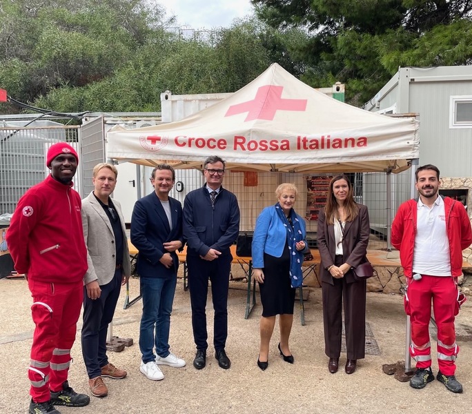 Lampedusa: Wir haben uns einen persönlichen Eindruck vor Ort verschafft.
Fazit: Gerade in Sizilien hat man den humanitären Aspekt immer im Blick. Im Hotspot verbleiben die Menschen maximal ein bis zwei Tage, bestens betreut durch das italienische Rote Kreuz, beraten und entsprechend registriert und werden dann nach Sizilien und auf das italienischew Festland gebracht. Im Bereich "Lebensrettung" sind die italienischen Behörden sehr aktiv um zu vermeiden, dass Menschen im Meer ertrinken. Nachdem überwiegend Menschen aus Bangladesch und Afrika ankommen, insbesondere auf der Route von Libyen oder Tunesien, ist dies sicher nicht die Route, die die meisten Belastungen für Deutschland auslöst.
Foto: BRK Lampedusa