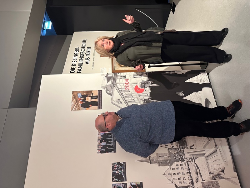 Ein absolut sehenswerter und spannender Blick auf eine außergewöhnliche Jahrhundertpersönlichkeit. Eine Ausstellung die man erleben sollte, am besten - wie wir - geführt von Evi Kurz, die beide Brüder persönlich kannte und ohne sie wäre das LEZ nicht denkbar.
Foto: P. Guttenberger