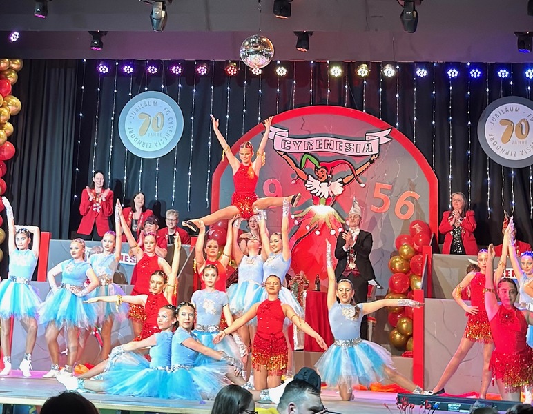 Traditionell, aber keines falls in die Jahre gekommen, prösentierten die Cyrenesinnen und Cyrenesen ein spritziges, witziges und faszinierendes Programm.
Foto: Petra Guttenberger