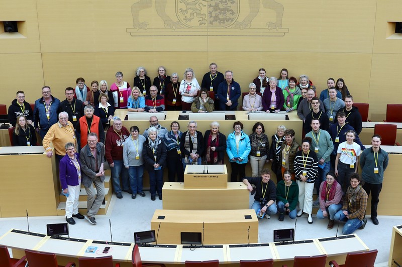 Informationsfahrt in den Bayerischen Landtag mit einer Besuchergruppe aus dem Stimmkreis: Die Landtagsabgeordnete Petra Guttenberger konnte ihre Gäste im Plenarsaal ganz herzlich begrüßen und über ihre Arbeit im Landtag und die Politik im Allgemeinen informieren. Nach einer interessanten Diskussion konnten sich die Gäste an einer Hausführung freuen und ein Videofilm gab weitere Einblicke, bevor es zum Mittagessen in den Hofbräukeller ging. Vielen herzlichen Dank an alle Teilnehmerinnen und Teilnehmer! Foto: Kerstin Wies