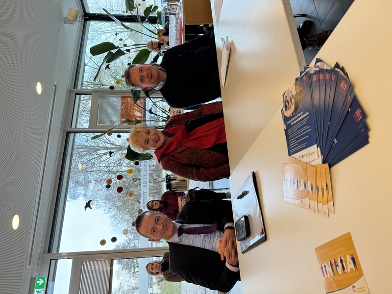 Erfolgreicher Start f&uuml;r IFA in Ingolstadt: Der Bayerische Landtag besucht den IN VIA
Frauenverband. Das Projekt IFA - Interationale Frauen f&uuml;r den Arbeitsmarkt - l&auml;uft seit ein paar Monaten und kann bereits erste Erfolge vorweisen.

Davon &uuml;berzeugten sich Petra Guttenberger MdL, der Integrationsbeauftragte der Bayerischen Staatsregierung Karl Straub MdL sowie Landtagskollege Alfred Grob MdL in Ingolstadt.

Migrantinnen arbeiten h&auml;ufig unterhalb ihrer Qualifikationen und die IFA ermutigt Frauen, dranzubleiben und ihre eigenen Kompetenzen sichtbar zu machen und passende berufliche Perspektiven zu entwickeln.
Foto: Gesch&auml;ftsstelle IntB Bayern